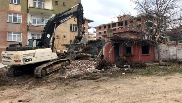 Kırıkkale'de, metruk binaların yıkımı devam ediyor