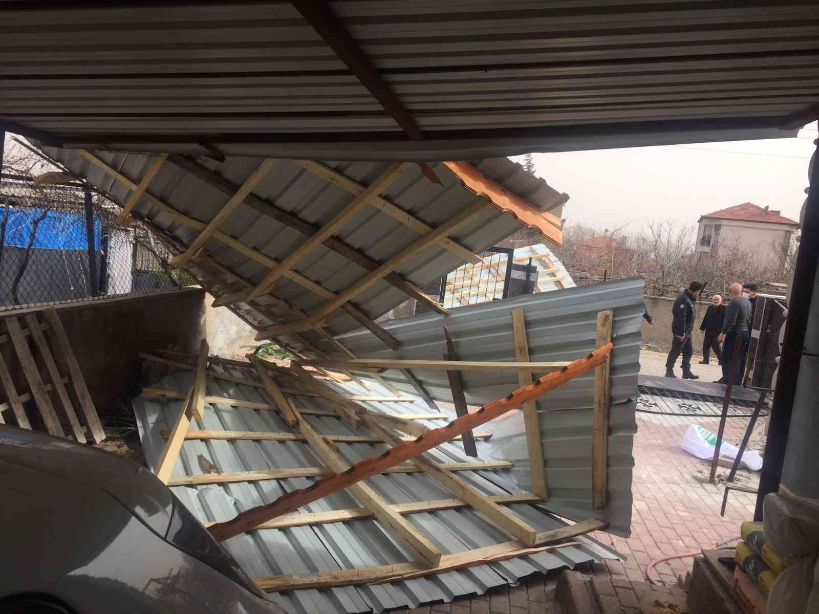 Kırıkkale’de rüzgar evin çatısını uçurdu 