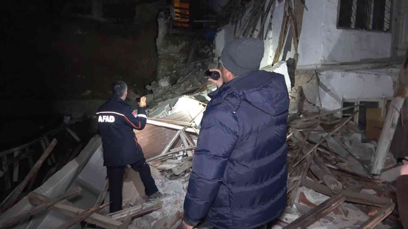 Kırıkkale’de, iki katlı metruk bina çöktü