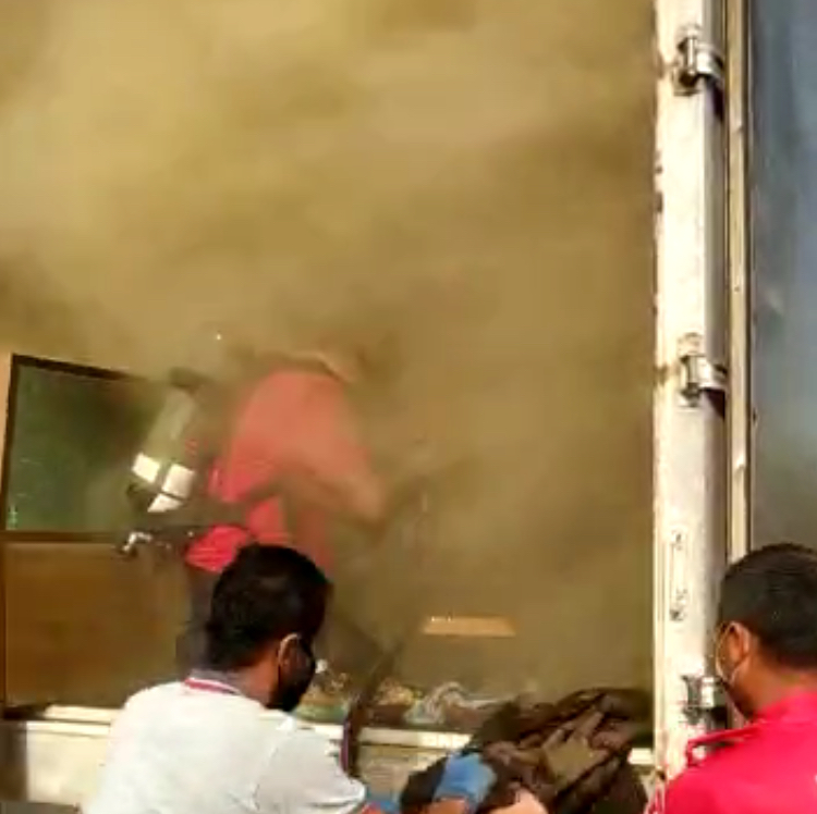 Kırıkkale'de, eşya yüklü kamyonda yangın çıktı