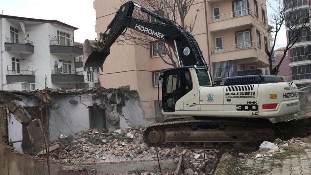 Kırıkkale’de metruk binalar yıkılıyor
