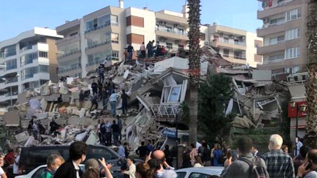 İzmir'i, sallayan depremde bazı binalar yıkıldı!