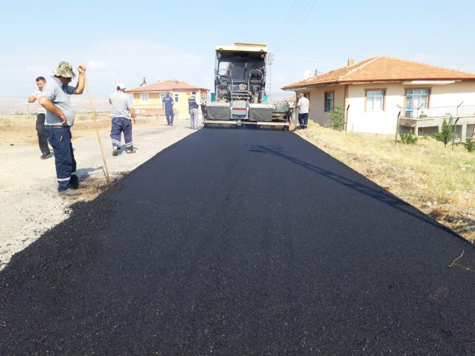 Karşıyaka’da sıcak asfalt çalışması